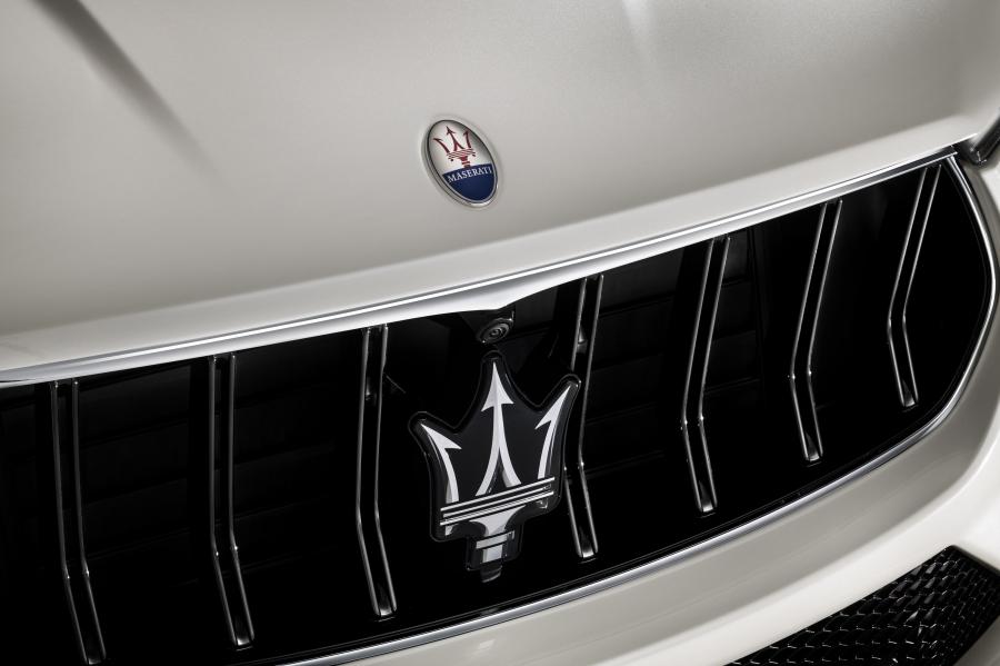Логотип Maserati Levante GTS 2018 года  (WW) (фото 23 из 74)
